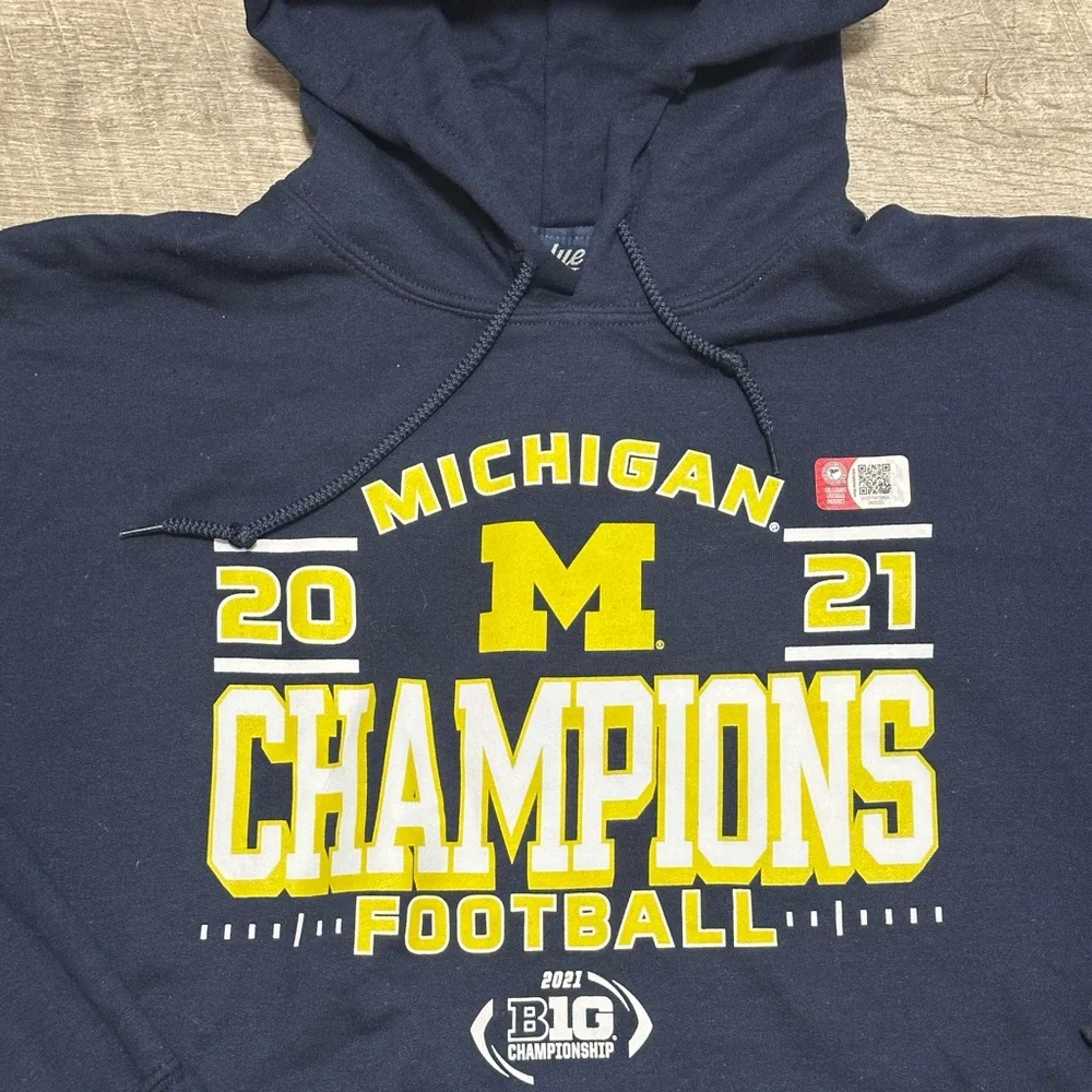 Men’s Michigan Wolverines NCAA Medium Hoodie Blue Long Sleeve Kangaroo Pockets
